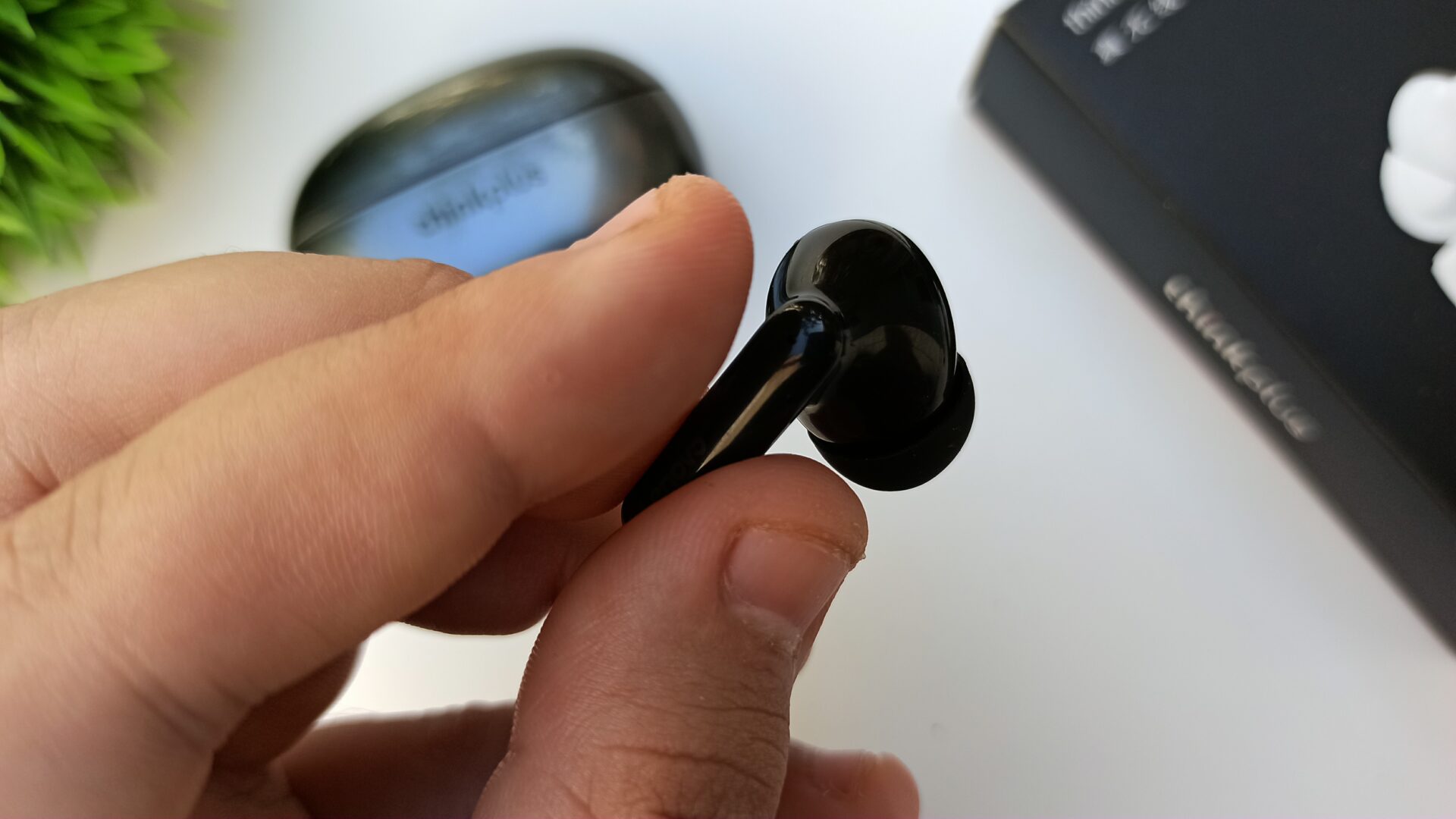 Lenovo XT88 Earbuds Review - Touch Control Panel